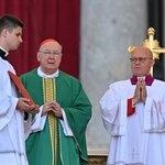 To on przejmuje władzę w Watykanie po śmierci papieża. Kim jest kamerling?