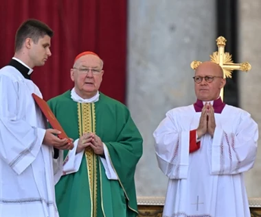 To on przejmuje władzę w Watykanie po śmierci papieża. Kim jest kamerling?