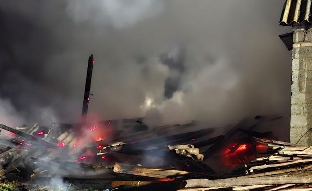 To on wywołał pożar. Wyszedł ze środka z zapalniczką