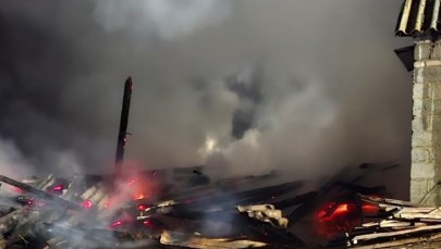 To on wywołał pożar. Wyszedł ze środka z zapalniczką