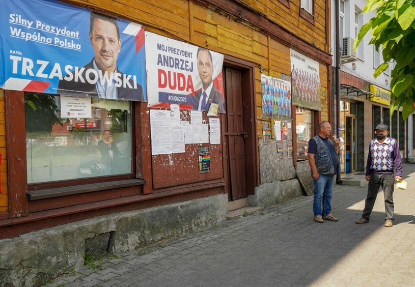 To ostatnie godziny kampanii przed ciszą wyborczą. Kto na prowadzeniu? /JANEK SKARZYNSKI / AFP /East News