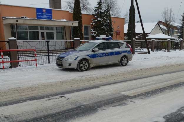 To parkowanie na pasach skończyło się mandatem dla policjanta /poboczem.pl