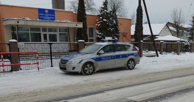 To parkowanie na pasach skończyło się mandatem dla policjanta /poboczem.pl