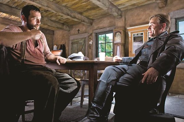 Christoph Waltz zagra Gorbaczowa To pierwsza scena, w której Christoph Waltz daje popis kunsztu aktorskiego. Pod wrażeniem był Denis Ménochet, grający Perriera LaPadite. /BE&W Agencja Fotograficzna