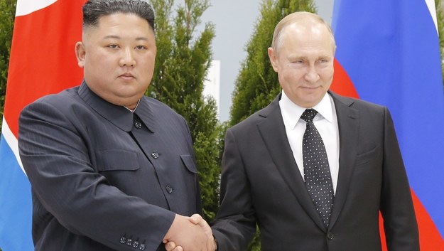 To pierwsze osobiste spotkanie Kim Dzong Una z Władimirem Putinem /ALEXANDER ZEMLIANICHENKO /POOL /PAP/EPA