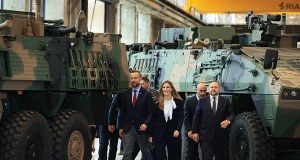 "To polityczny akt oskarżenia wobec moich poprzedników". Kontrakt na Rosomaki podpisany