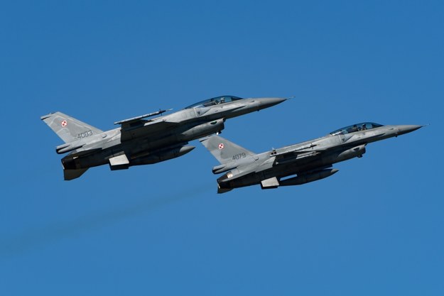 To polskie F-16 przechwyciły nad Bałtykiem samolot rosyjskiego ministerstwa obrony i eskortujące go Su-27 - dowiedział się reporter RMF FM Krzysztof Zasada (na zdjęciu ilustracyjnym: polskie F-16 z 31. Bazy Lotnictwa Taktycznego w Krzesinach) /Jakub Kaczmarczyk /PAP