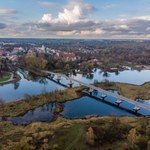 To polskie miasto porównują do Wenecji. Leży tylko godzinę drogi od stolicy
