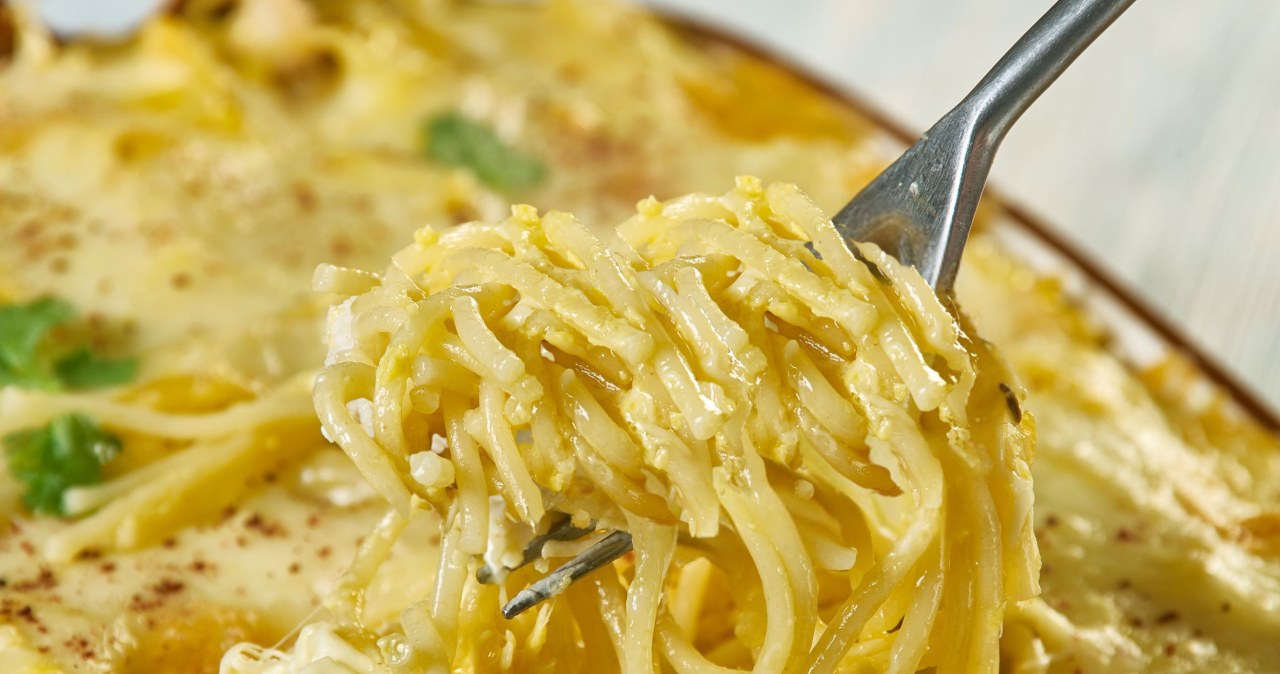 To pomysł na weekendowy obiad we włoskim stylu /https://pl.123rf.com/photo_118989953_kremowe-tandetne-spaghetti-z-kurczakiem-satysfakcjonuj%C4%85ce-pieczone-spaghetti.html /123RF/PICSEL