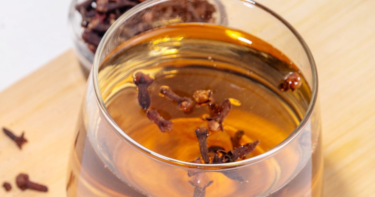 To prosty napój, który świetnie wpływa na organizm i sprawia, że skóra przyjemnie pachnie. /Rimma Bondarenko /Canva Pro