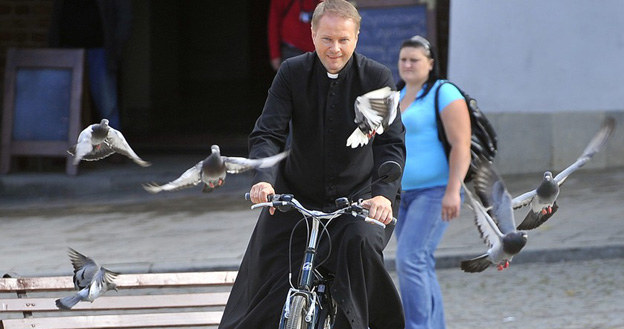 To ptak? To samolot? Nie, to Ojciec Mateusz w Sandomierzu! / fot. Baranowski /AKPA