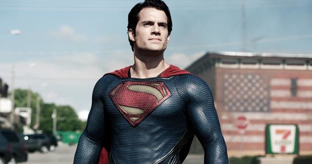 To ptak?! To samolot?! Nie, to Superman! Henry Cavill w scenie z filmu "Człowiek ze stali" /materiały dystrybutora