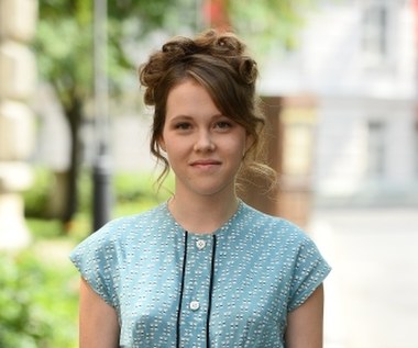 "To rola kostiumowa, a niestety w Polsce rzadko jest okazja taką zagrać. Ogromnie mi się to podoba. Poza tym staram się od mojej bohaterki, Irki, zabrać jak najwięcej dla siebie. To osoba, która wszystkim chce pomóc i która często postawiona jest w sytuacjach ekstremalnych. Ja, tak jak ona, czuję czasem, że brak mi siły przebicia, ale kiedy staję pod ścianą, nagle znajduję ją w sobie" - wyznaje Marta Mazurek.

W "Morowych pannach" zagrają też m.in Michał Czarnecki i Danuta Stenka. Trzynastoodcinkowy serial pojawi się na emisji wiosną 2017 roku.

 