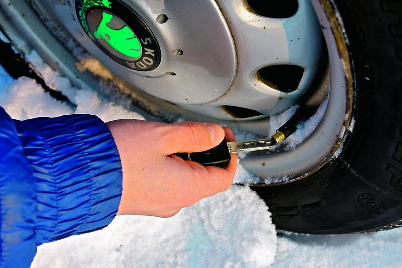 To stary sposób kierowców samochodów terenowych. Gdy koła kopią się w śniegu (lub piachu) upuszcza się ciśnienie do ok. 1,5 bara, co zwiększa tarcie opony o śnieg. /Motor