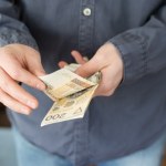 To świadczenie dla osób, które opiekują się chorym z rodziny. Czy ZUS może odmówić wypłaty?