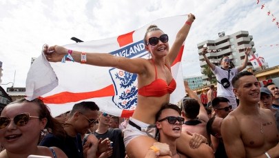 "To szaleństwo. Tworzymy historię". Angielscy kibice "szturmują" Moskwę