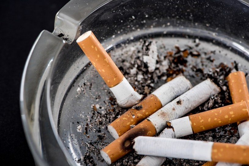 To szokujące, ale niedopałki papierosów też emitują szkodliwe substancje /123RF/PICSEL