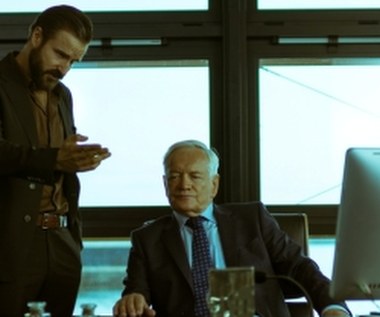 "To także historia odwiecznej rywalizacji pomiędzy dobrem a złem, pomiędzy policjantem a gangsterem, ale obie te postaci nie są jednoznaczne.  W naszym filmie ten pojedynek wygląda bardzo atrakcyjnie, ponieważ naprzeciwko siebie stanęli prawdziwi giganci polskiego kina. W rolę policjanta, który ma ostatnią szansę na schwytanie przestępcy, którego całe życie ścigał,  wcielił się Janusz Gajos, a jego przeciwnika gra Andrzej Seweryn" - dodaje reżyser.