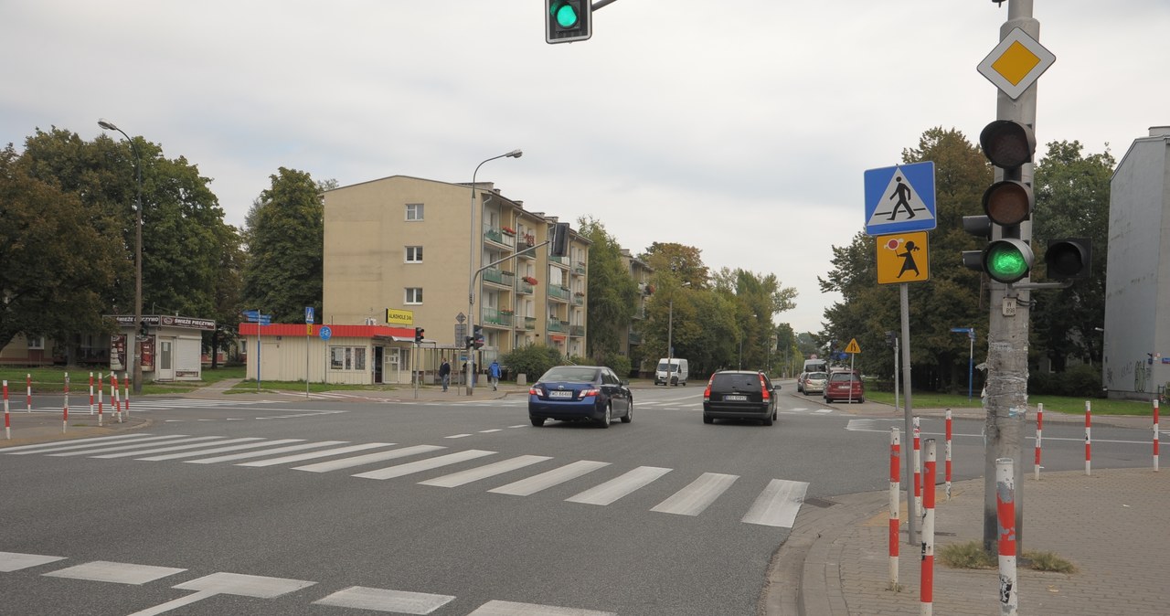 To także problematyczna sytuacja dla wielu kierowców, szczególnie w gęstym ruchu miejskim. Często przed skrzyżowaniem jest do dyspozycji szeroki pas ruchu, na którym obok siebie mieszczą się dwa samochody, a tuż za nim pas zwęża się i mieści się już tylko jeden pojazd. Jak należy się zachować? Pierwszeństwo ma samochód jadący przy prawej krawędzi jezdni. /Motor