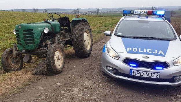 To ten ciągnik jeździł sam po polu bez kierowcy /Policja