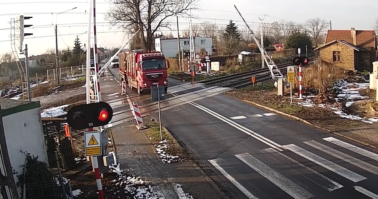 To tylko jedna z wielu podobnych sytuacji - kierowca ciężarówki wjechał na przejazd, pomimo czerwonego światła. Sygnał zignorował też, już niewidoczny w kadrze, rowerzysta /Informacja prasowa