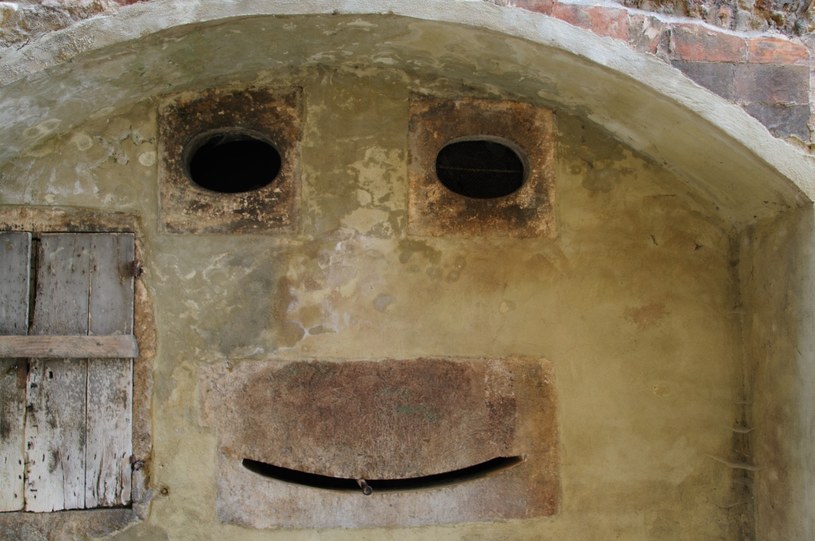 To tylko zwykła ściana budynku w Toskanii - przykład pareidolii /123RF/PICSEL