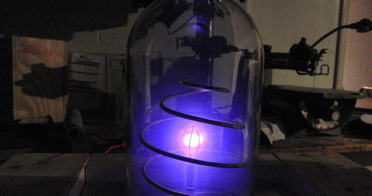 To urządzenie to domowy reaktor termojądrowy. Zachodzi w nim fuzja deuteru w hel. Niestety produkuje mniej energii, niż zużywa /William Jack /Wikimedia