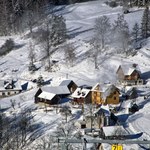 To uzdrowisko zaskakuje ilością atrakcji. Narty, tor saneczkowy i malownicze szlaki 