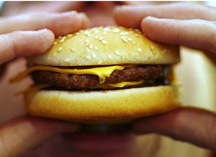 To w takim razie jeszcze jeden cheeseburger... /AFP
