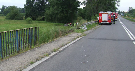 To w tym miejscu BMW wypadło z drogi... / kliknij /Policja