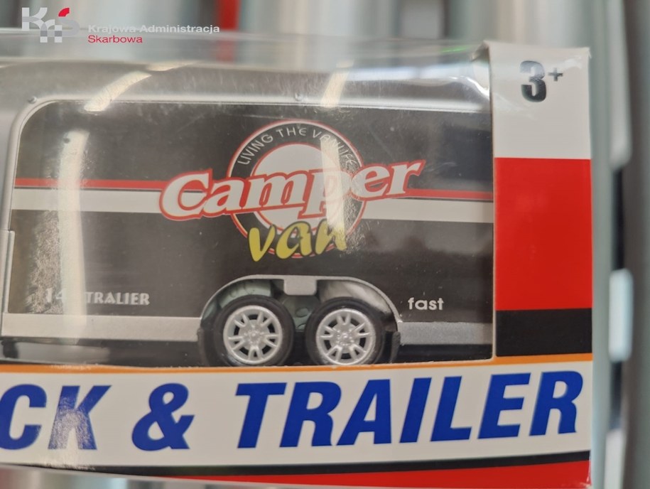 To w zabawkowej przyczepie ukryte było 178 zielono-miętowych tabletek. /Izba Administracji Skarbowej w Szczecinie /