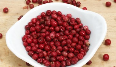 To wcale nie pieprz, choć jest tak nazywany. Ma kwiatowo-cytrusowy posmak, dodasz do mięsa i deseru  