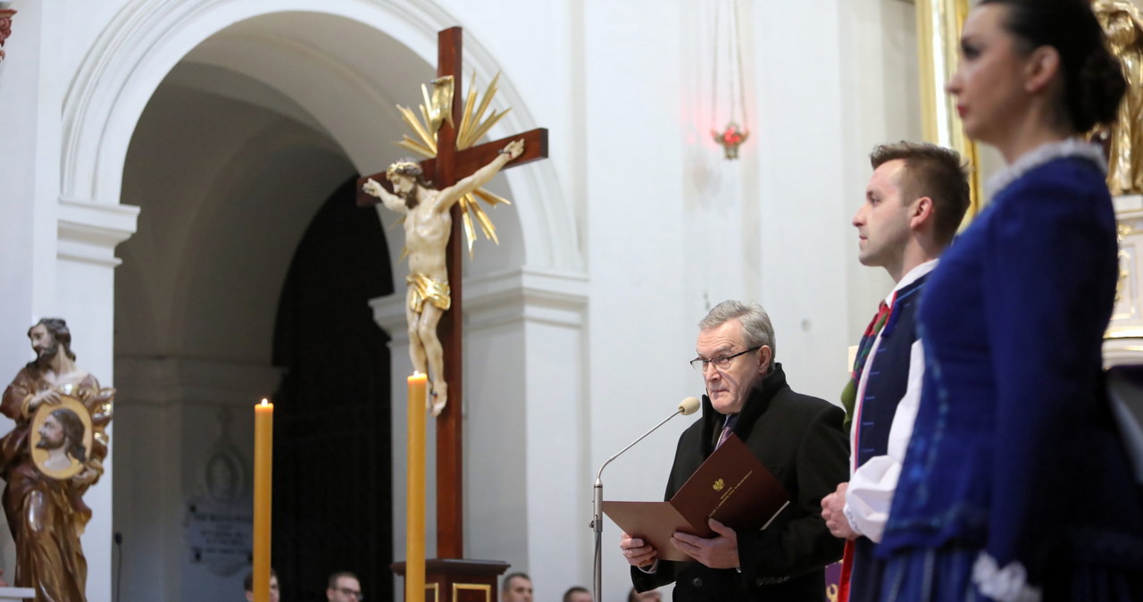 "To wielki dar spotykać dobrych otwartych ludzi na swojej drodze. Takim człowiekiem był Paweł Królikowski" - powiedział podczas mszy świętej wicepremier, szef MKiDN Piotr Gliński /Leszek Szymański /PAP