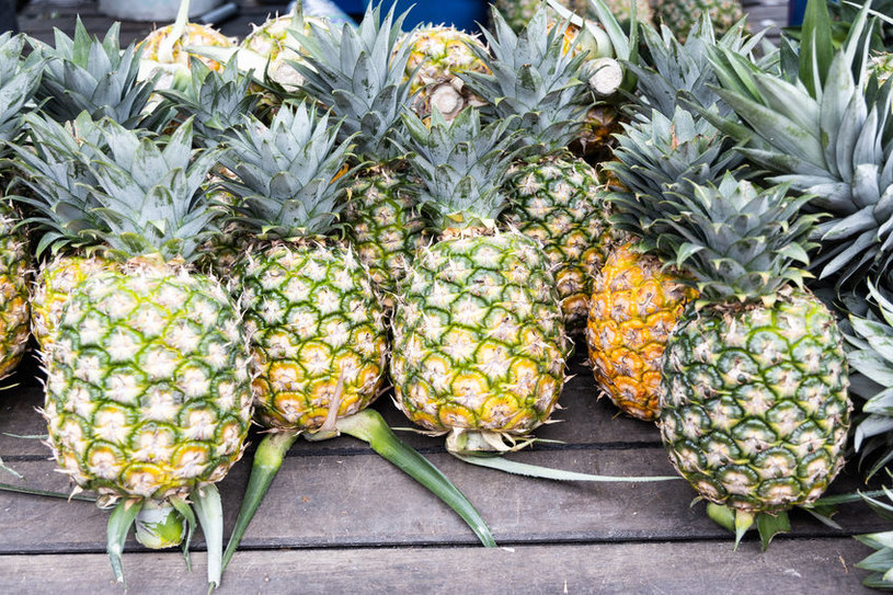 To właśnie ananasy są bogatym źródłem bromeliny /123RF/PICSEL
