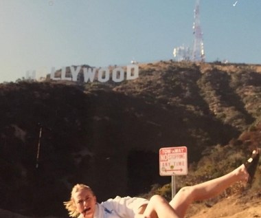 To właśnie dzięki znajomościom Nicole Kidman Watts zdecydowała się na przenosiny do USA i spróbowanie szczęścia w Hollywood. Jej kariera nie od razu nabrała rozpędu; nie wszyscy wiedzą, że głos aktorki usłyszeć można w familijnej produkcji "Babe – świnka z klasą". Watts zaliczyła również wiele niepowodzeń - starając się o rolę w filmie "Poznaj moją rodzinkę", usłyszała, że jest "za mało seksowna".