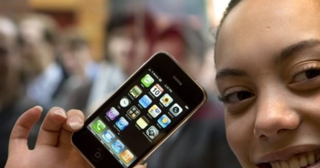 To właśnie iPhone przyniósł Apple tak wysokie zyski /AFP