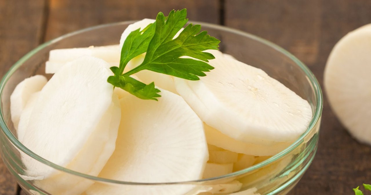 To zapomniane warzywo można jeść na wiele sposobów. Surowe, gotowane i pieczone. /meteo021 /Canva Pro