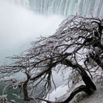 To zdarza się niezwykle rzadko. Najsłynniejszy wodospad częściowo zamarzł