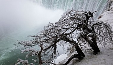 To zdarza się niezwykle rzadko. Najsłynniejszy wodospad częściowo zamarzł