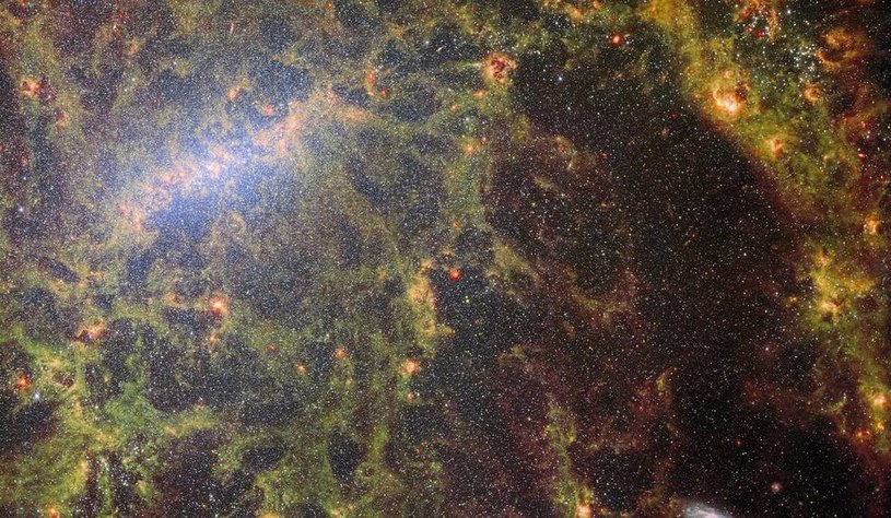 To zdjęcie galaktyki spiralnej z poprzeczką NGC 5068 jest złożeniem dwóch zdjęć z instrumentów Kosmicznego Teleskopu Jamesa Webba / ESA/Webb, NASA i CSA, J. Lee i zespół PHANGS-JWST /NASA