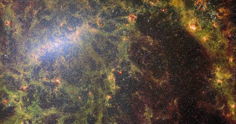 To zdjęcie galaktyki spiralnej z poprzeczką NGC 5068 jest złożeniem dwóch zdjęć z instrumentów Kosmicznego Teleskopu Jamesa Webba / ESA/Webb, NASA i CSA, J. Lee i zespół PHANGS-JWST /NASA