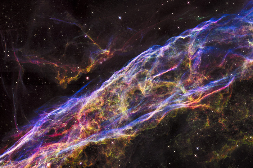 To zdjęcie Mgławicy Welon składa się z 6 mniejszych wykonanych przez Kosmiczny Teleskop Hubble'a /NASA