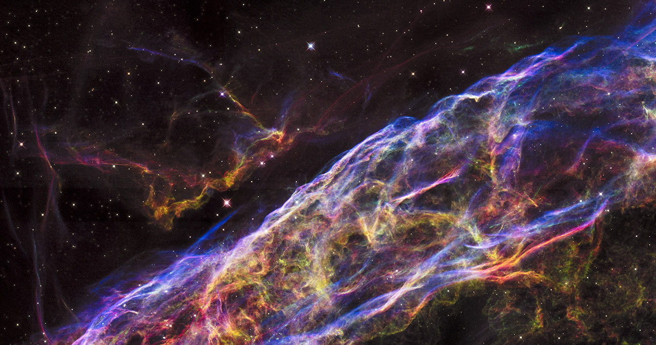 To zdjęcie Mgławicy Welon składa się z 6 mniejszych wykonanych przez Kosmiczny Teleskop Hubble'a /NASA