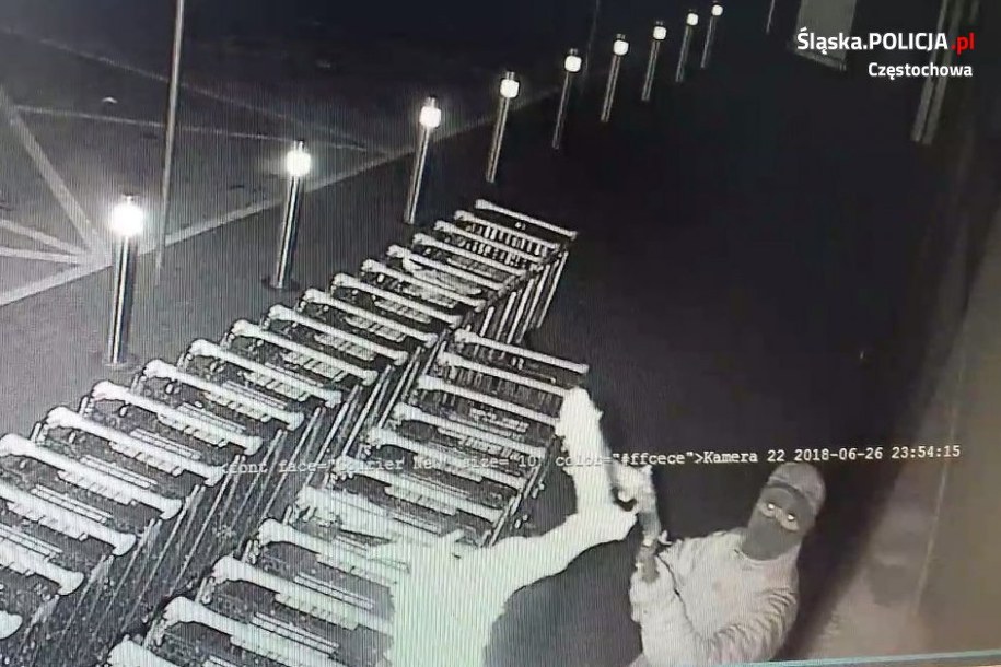 To zdjęcie z monitoringu pokazało, jak niezdarni byli złodzieje /Policja