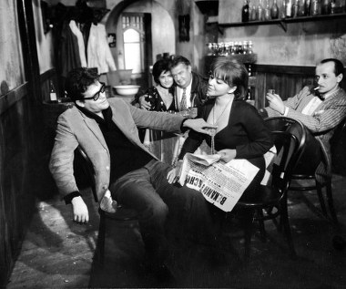 To, że czołowi polscy reżyserzy usłyszeli w połowie lat 50. o Kalinie Jędrusik, młoda aktorka zawdzięczała jednak... Zbyszkowi Cybulskiemu, swojemu koledze z krakowskiej PWST, z którym spotkała się po studiach w Teatrze Wybrzeże w Gdańsku.

"Gdy byłem asystentem Wandy Jakubowskiej przy 'Opowieści atlantyckiej' (1955), miałem znaleźć młodą aktorkę do roli drugoplanowej. Zadzwoniłem do Gdańska, do Cybulskiego. Powiedział: 'Przyjedź, jest kilka fajnych dziewczyn'. Zasugerował mi Kalinę. Była wiotka, miała talię osy. Umówiliśmy się, że po przedstawieniu pójdziemy gdzieś pogadać. Wychodząc z teatru wyjściem dla artystów, minęliśmy szpaler ludzi wypatrujących aktorów. Kalina wzięła mnie pod rękę i mocno się do mnie przytuliła. Gdy minęliśmy szpaler, zaraz mnie puściła. Rozmawialiśmy rzeczowo. Uznałem, że nie nadaje się do roli u Jakubowskiej" - wspomina Janusz Morgenstern, który miał w późniejszych latach przyjemność pracować z Jędrusik m.in. na planie "Jowity" (1967). 

Z angażu do "Opowieści atlantyckiej" nic jednak nie wyszło, tak samo jak z roli w przełomowym dla polskiego kina 'Kanale" Andrzeja Wajdy (1956).