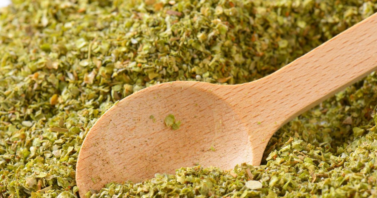 To zioło najczęściej dodajemy do zup i marynat. Łagodzi bóle głowy, wspiera odporność i zdrowie serca. /ajafoto /Canva Pro