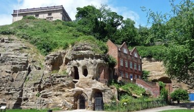 To znane miasto zbudowano w jaskiniach. Podobno mieszkał tu Robin Hood