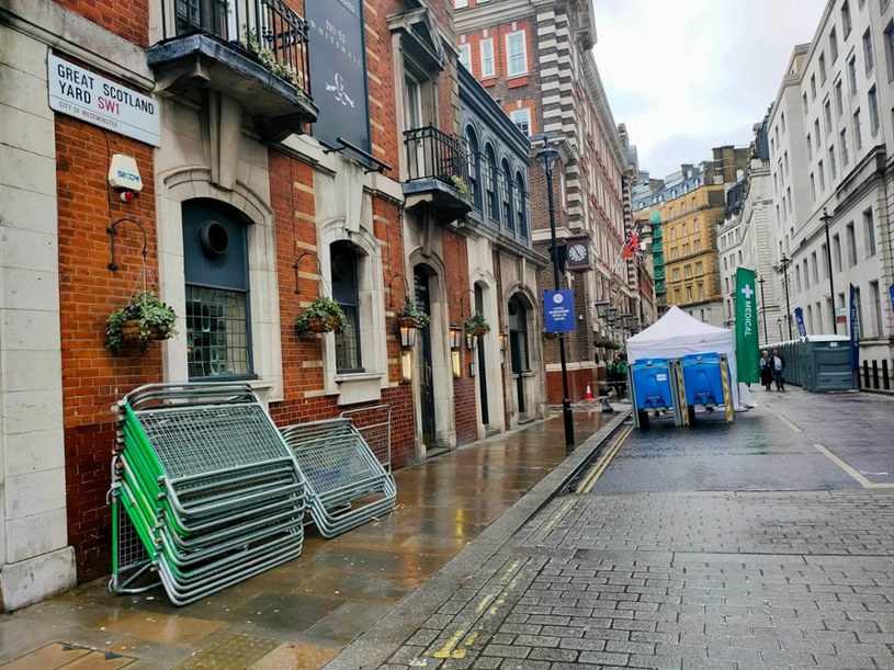 Toalety na ulicy Scotland Yard. Nazwa kojarzy się Państwu z londyńską policją? Słusznie, tak do dziś określa się działania stołecznych funkcjonariuszy, jednak ich siedziba już się tam nie znajduje /Wiktor Kazanecki /INTERIA.PL