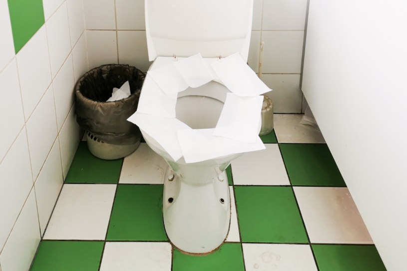 Toalety publiczne to siedliska drobnoustrojów bez względu na to, jak często są sprzątane /123RF/PICSEL