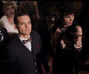 Tobey Maguire i Elizabeth Debicki w scenie z filmu "Wielki Gatbsy"